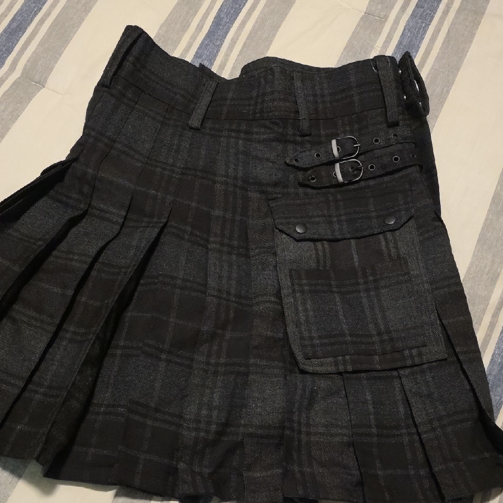 Men's Classic Tartan Kilt in Black and Gray - Picture 3 of 4